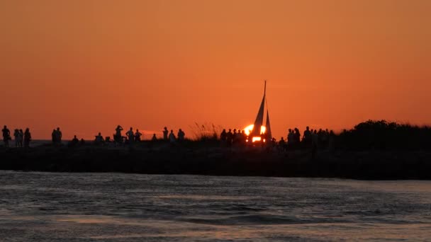 Πολλοί Τουρίστες Απολαμβάνουν Ηλιοβασίλεμα Κατά Διάρκεια Των Διακοπών Στην Προβλήτα — Αρχείο Βίντεο
