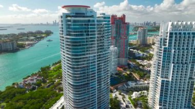 Yüksek lüks otelleri ve apartmanları olan Miami Beach City. Güney Florida, ABD 'de yüksek açılı turizm altyapısı.