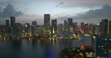 Miami Brickell, Florida, ABD. Şehir merkezindeki parlak, parlak gökdelen binaların gece manzarası. Ticari finans bölgesiyle Amerikan megapolis.