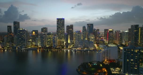 Miami Brickell Florida Paisaje Nocturno Edificios Rascacielos Brillantes Iluminados Centro — Vídeos de Stock