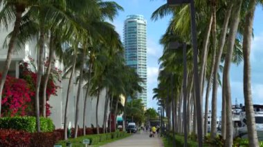 Florida, ABD 'deki Marina bölgesinde Biscayne Körfezi' nin yanındaki South Pointe Park 'ta yaya caddesinde yürüyen insanlar. Modern Amerikan megapolis 'inde eğlence alanı