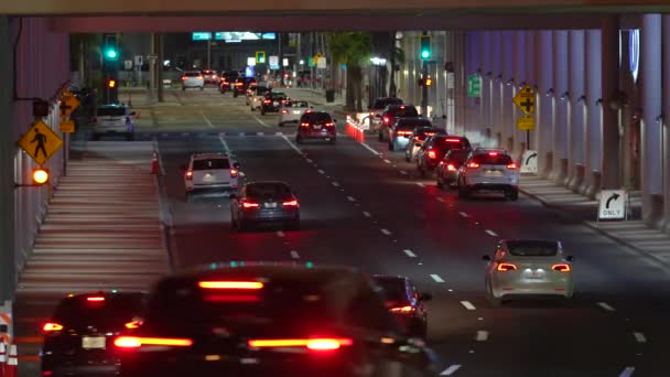 Silniční Křižovatka Americkém Městě Semafory Jedoucími Auty Noci Transportní Systém — Stock video