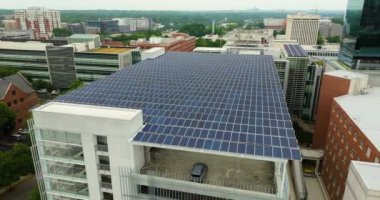Sürdürülebilir güç üretimi şehir altyapısına entegre edildi. Fotovoltaik güneş panelleri yenilenebilir enerji üretimi için otoparkın üzerinde.