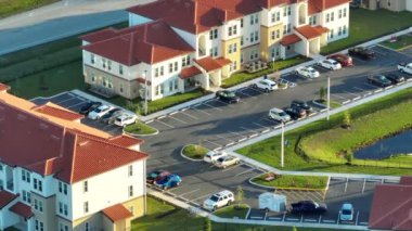 Florida 'nın banliyö bölgesindeki yeni apartman dairelerinin en iyi manzarası. Sakin bir mahallede aile evleri. Amerikan banliyölerinde gayrimenkul geliştirme.