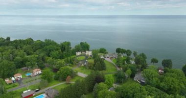 Rochester, New York kırsal kesimindeki Ontario Gölü kıyısında iki katlı yerleşim evleri. Amerikan banliyölerinde emlak gelişimine örnek olarak Amerikan rüya evleri.