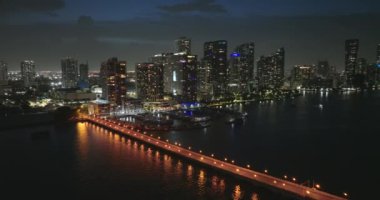 Miami Brickell 'in şehir merkezindeki şehir gece manzarası, Florida, ABD. Modern Amerikan megapolis 'indeki parlak gökdelen binalarıyla gökdelenler..