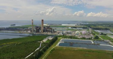 Tampa, Florida yakınlarındaki Apollo Beach 'teki büyük termal enerji santralinin görüntüsü. Kömür, Amerikan ızgarasında elektrik üretimi için fosil yakıt olarak kullanılır..