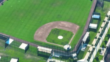 Florida kırsalındaki yeni beyzbol stadyumlarının manzarası. Florida kırsalında açık hava sahası. Amerikan spor altyapısı.