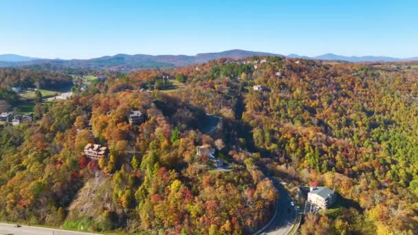 位于北卡罗莱纳州郊区黄树之间的山顶上 从上面俯瞰着昂贵的住宅 美国梦中的住宅是美国郊区房地产开发的典范 — 图库视频影像