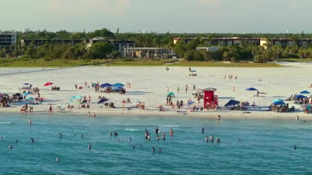 사라소타의 관광객 모래와 시에스타 비치의 위에서 메이카 물에서 따뜻한 플로리다 — 비디오