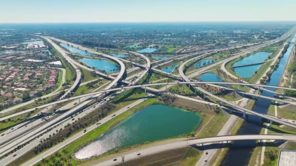 从上面看美国的交通基础设施 佛罗里达迈阿密美国公路与快速驾驶车辆交汇处的空中景观 — 图库视频影像