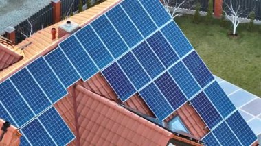 Temiz ekolojik elektrik enerjisi üretmek için sıralanmış mavi güneş fotovoltaik panelleri olan hava manzaralı çatı. Sıfır emisyon kavramı ile yenilenebilir elektrik.