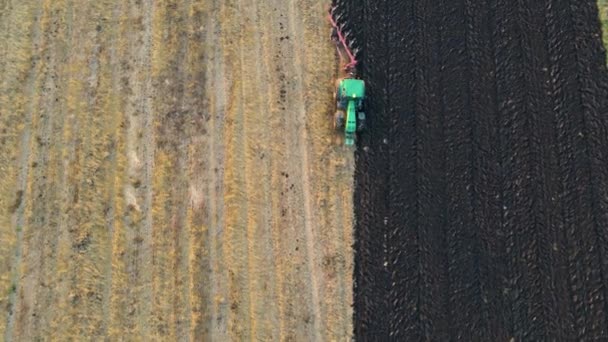 从空中看一辆拖拉机在农田里犁地 — 图库视频影像