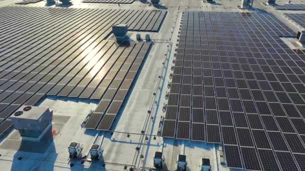 Luftaufnahme Blauer Photovoltaik Sonnenkollektoren Auf Dem Dach Eines Industriegebäudes Zur — Stockvideo