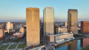 Florida, ABD 'deki Tampa şehrinin şehir merkezindeki hava manzarası. Cam ve çelik gibi yüksek gökdelen binalar ve modern Amerikan şehir merkezinde trafiği olan cadde.