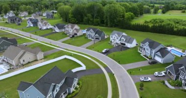 Rochester, New York yerleşim bölgesindeki büyük özel evlerin havadan görüntüsü. Amerikan banliyölerinde emlak gelişimine örnek olarak yeni aile evleri.