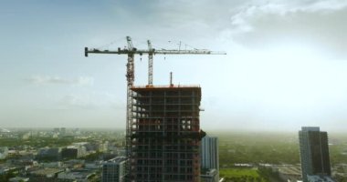 Amerikan kentsel bölgesindeki yeni yerleşim yerinin havadan görüntüsü. Miami, Florida 'da endüstriyel inşaat alanında vinçler. ABD 'de konut büyümesi kavramı.