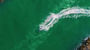 Florida 'da skuter kullanan insanların hava görüntüsü. Watersport eğlencesi.