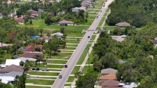 小镇上的乡村街道交通和驾驶汽车的空中景观 美国郊区景观 佛罗里达州宁静住宅区有私人住宅 — 图库视频影像