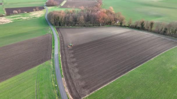 夏季拖拉机耕作农田准备播种土壤的空中景观 — 图库视频影像