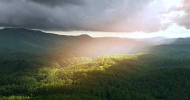 Güzel doğa manzarası. Kuzey Carolina Appalachians 'da bulutların arasından parlayan güneş ışınları.