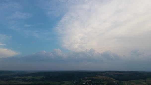 Paisagem Brilhante Nuvens Cumulus Inchadas Brancas Céu Azul Claro — Vídeo de Stock