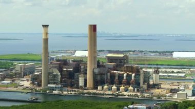 Kömürle çalışan elektrik santrali. Fosil yakıtlardan elektrik üretimi. Tampa, Florida yakınlarındaki Apollo Sahilindeki Big Bend Elektrik İstasyonu..