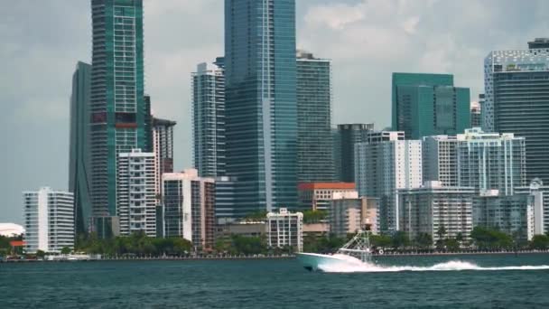 Büroviertel Der Innenstadt Von Miami Brickell Mit Einer Luxusjacht Die — Stockvideo