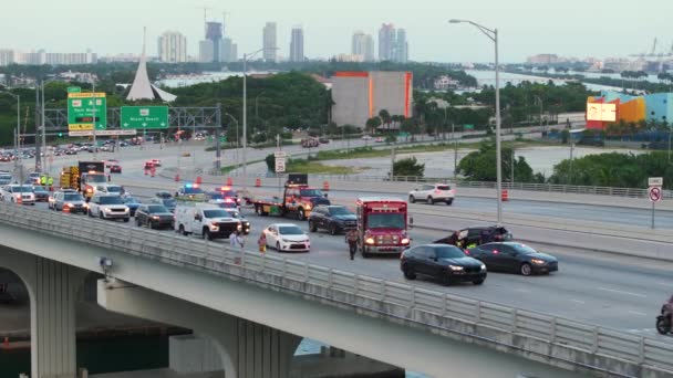 在美国佛罗里达州迈阿密市的街道上 紧急服务和车辆对事故现场做出反应 美国最早帮助车祸受害者的救援人员 — 图库视频影像