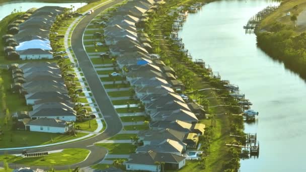 位于美国佛罗里达州西南部岛屿郊区墨西哥湾沿岸的绿色棕榈树之间的昂贵的豪宅 富饶海滨社区的空中景观 — 图库视频影像