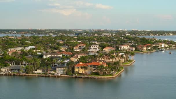 美国佛罗里达州萨拉索塔市墨西哥湾沿岸的绿色棕榈树之间的豪华豪宅 从空中俯瞰富裕的海滨社区 高级住房开发 — 图库视频影像