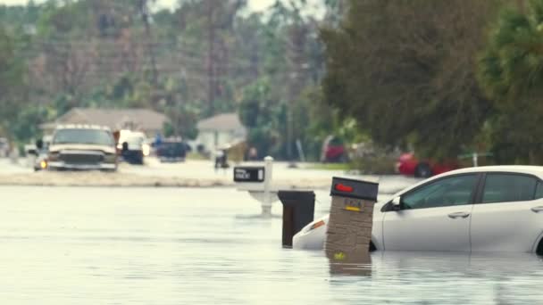 ハリケーン イアンの上陸後 フロリダの住宅街の水の下に閉じ込められた車で浸水した町の通り 自然災害の結果 — ストック動画