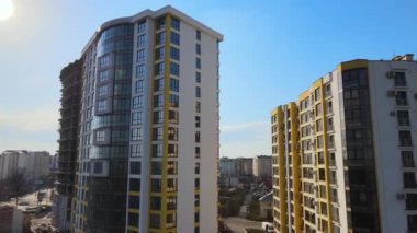 Monolitik çerçevesi ve cam pencereleri olan yüksek konutlu bir apartman. Gayrimenkul geliştirme.
