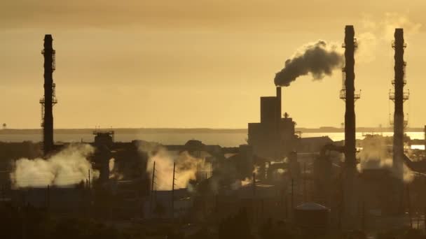 Промисловий Єкт Хімічного Виробництва Фосфорної Кислоти Забруднює Атмосферу Токсичними Викидами — стокове відео