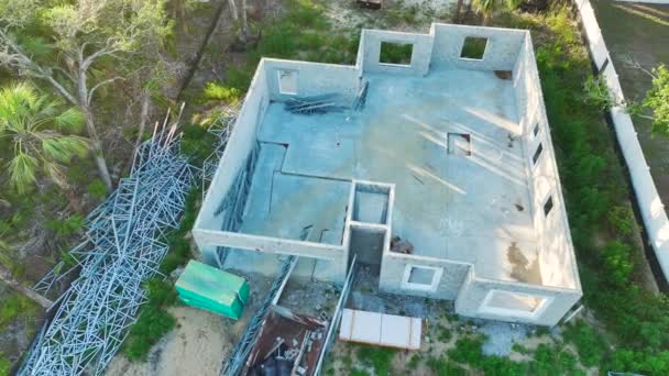 Yeni Yapım Aşamasında Ahşap Çatı Kirişleri Döşenmeye Hazır Tuğladan Duvarları — Stok video