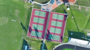Florida kırsalında yeni tenis stadyumları. Açık hava sahası Amerikan spor altyapısı.