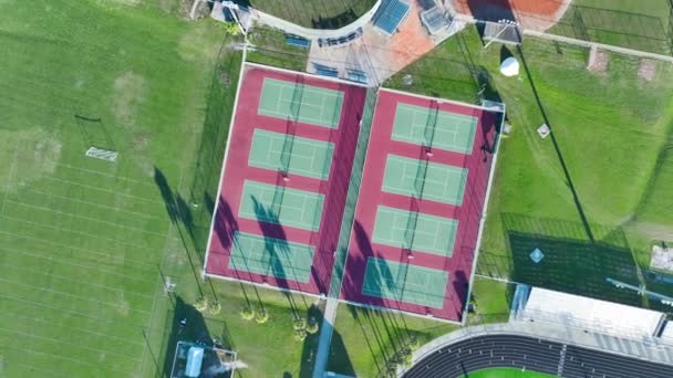 フロリダ州の田舎にある新しいテニスコート競技場 オープンエアボールパーク アメリカのスポーツインフラ — ストック動画