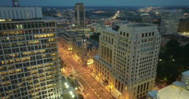 Virginia, ABD 'nin Richmond şehrinin şehir merkezindeki gece kentsel manzarası. Modern Amerikan megapolis 'indeki parlak gökdelen binalarıyla gökdelenler.