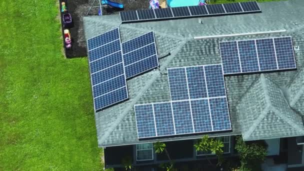 Tavallinen Asuintalo Yhdysvalloissa Katto Peitetty Aurinkopaneelit Tuottaa Puhdasta Ekologista Sähköä — kuvapankkivideo