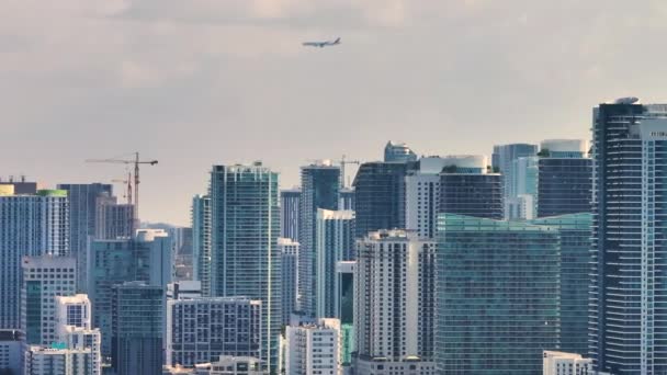 Пассажирский Самолет Пролетает Над Зданиями Небоскребов Центре Майами Брикелл Флориде — стоковое видео