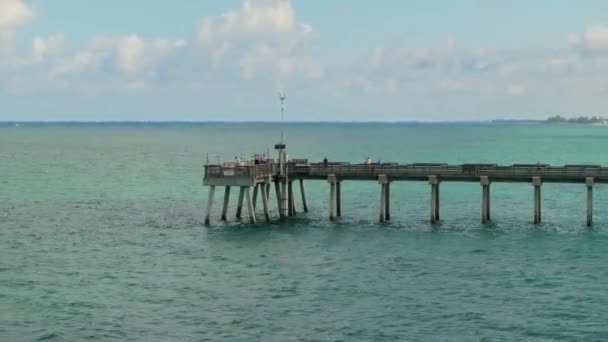 Gente Disfrutando Vacaciones Muelle Pesca Venecia Florida Actividades Verano Junto — Vídeo de stock