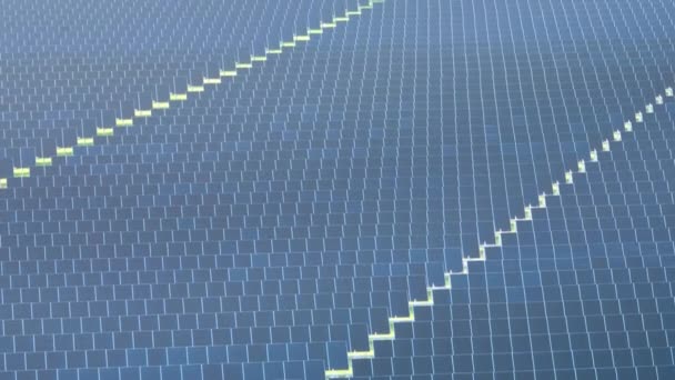 再生可能エネルギーはゼロ エミッション クリーンな電気エネルギーを生産するための太陽光発電パネルの多くの行を持つ持続可能な発電所 — ストック動画