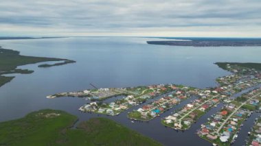Güneybatı Florida 'da pahalı evleri olan zengin bir mahalle. Varlıklı deniz kenarı banliyö bölgesi.