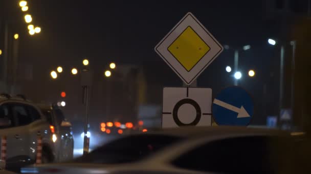 Bulanık Arabalı Kavşaklı Yol Tabelaları Gece Şehir Trafiğinde Kentsel Ulaşım — Stok video