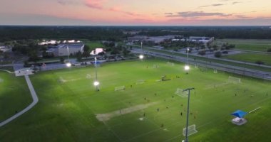 Florida, North Port 'taki halka açık bir spor parkında futbol maçında antrenman yapan sporcular..