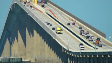 Florida 'daki Tampa Körfezi' nin üzerinde trafik hareket halindeyken Sunshine Skyway Köprüsü. Ulaşım altyapısı kavramı.