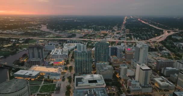 佛罗里达州坦帕市市中心高耸的摩天大楼灯火通明 日落时带商业区的美国大都市 — 图库视频影像