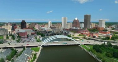 Rochester New York 'taki Frederick Douglass Susan B. Anthony Memorial Köprüsü' nde trafik vardı. Şehir merkezindeki iş bölgesinin mimarisi. New York 'un kuzeyindeki çağdaş ve tarihi binalar.