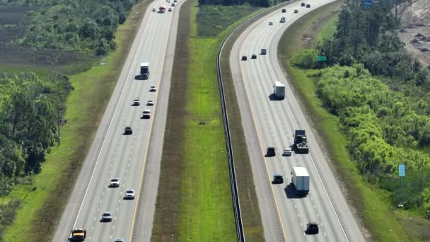フロリダ州サラソータ郡のラッシュアワー中に高速運転車を持つマルチレーンアメリカンハイウェイのトップビュー 米国の交通インフラの上からの眺め — ストック動画
