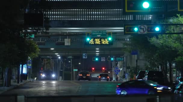 Amerikan Şehrinde Gece Trafik Işıkları Hareket Halindeki Araçlarla Şehir Yolu — Stok video
